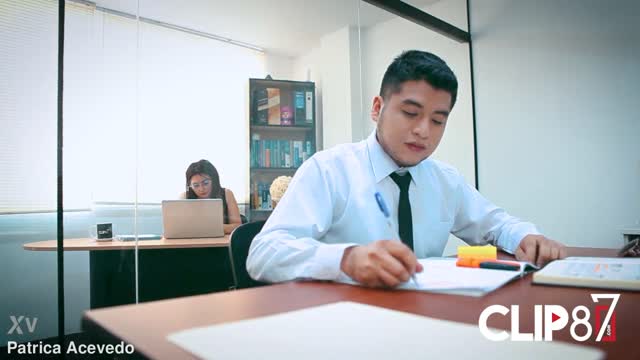 Due cazzoni per la cameriera rossa super obesa...