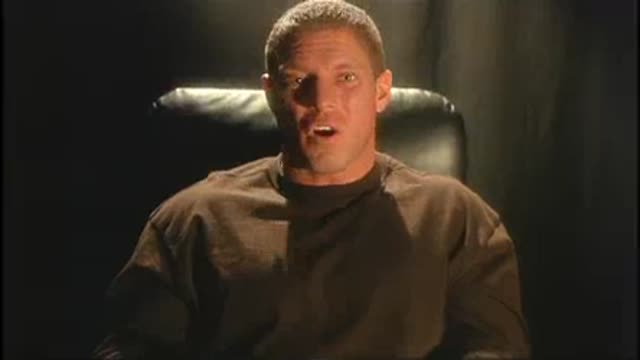 Bionda ninfomane si gode due cazzi grandi nei buchi caldi