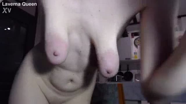 Sgualdrina dalle tette piccole e con piercing nella figa adora il cazzo