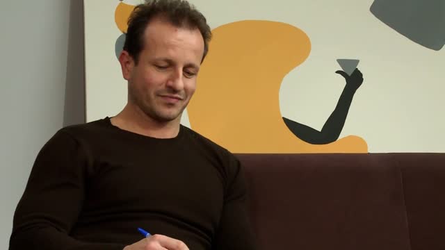 Vittoria, seducente bionda occhialuta sborrata sugli occhiali 