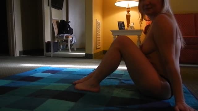 Negretta fa una sega con i piedi ed un pompino sugoso