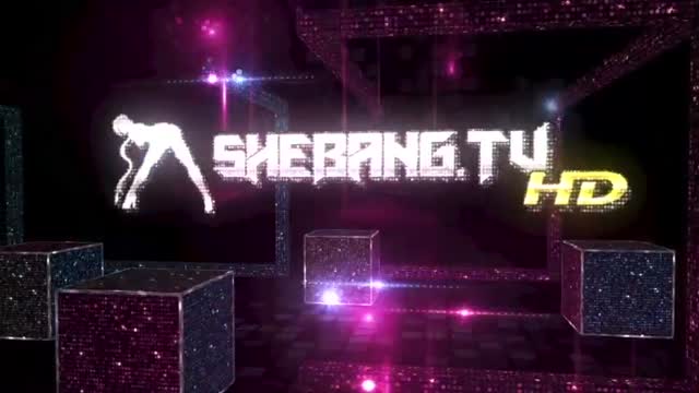 biondissima troia gode in bikini con il bull