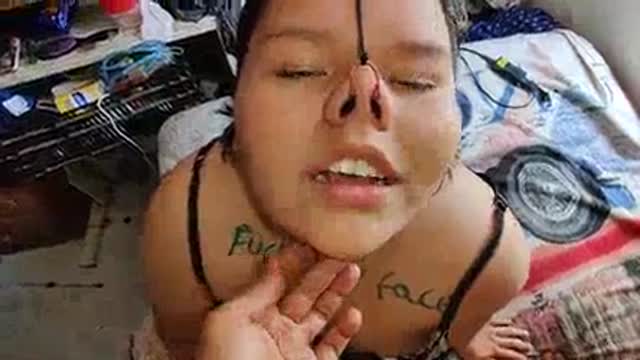 Giovane porcellina si fa trombare sul bus