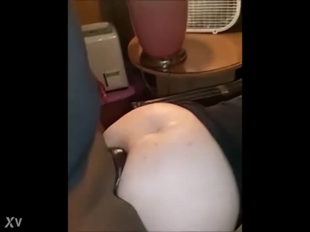 Grande puttana succhia fino alla gola il cazzone